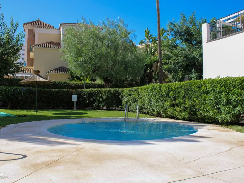 Modern spacious apartment in excellent condition with large terrace in Nerja, only 5 minutes walk to Burriana beach.