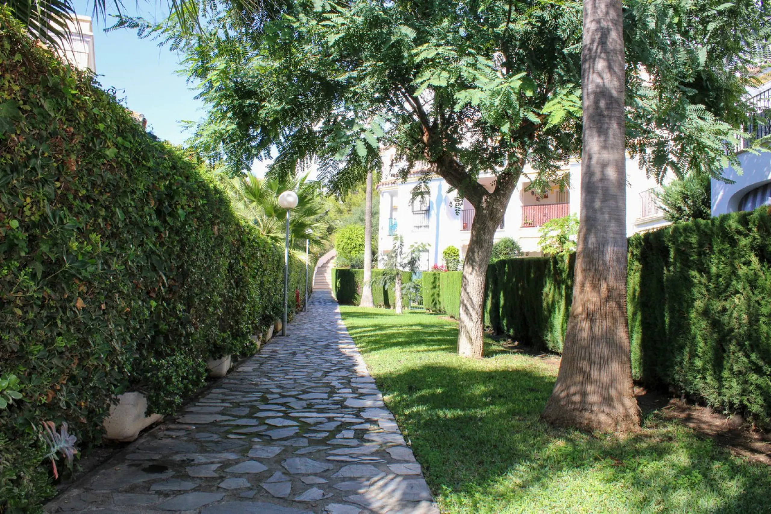 Modern spacious apartment in excellent condition with large terrace in Nerja, only 5 minutes walk to Burriana beach.