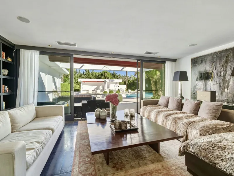 Spectacular villa just 300 metres from the beach