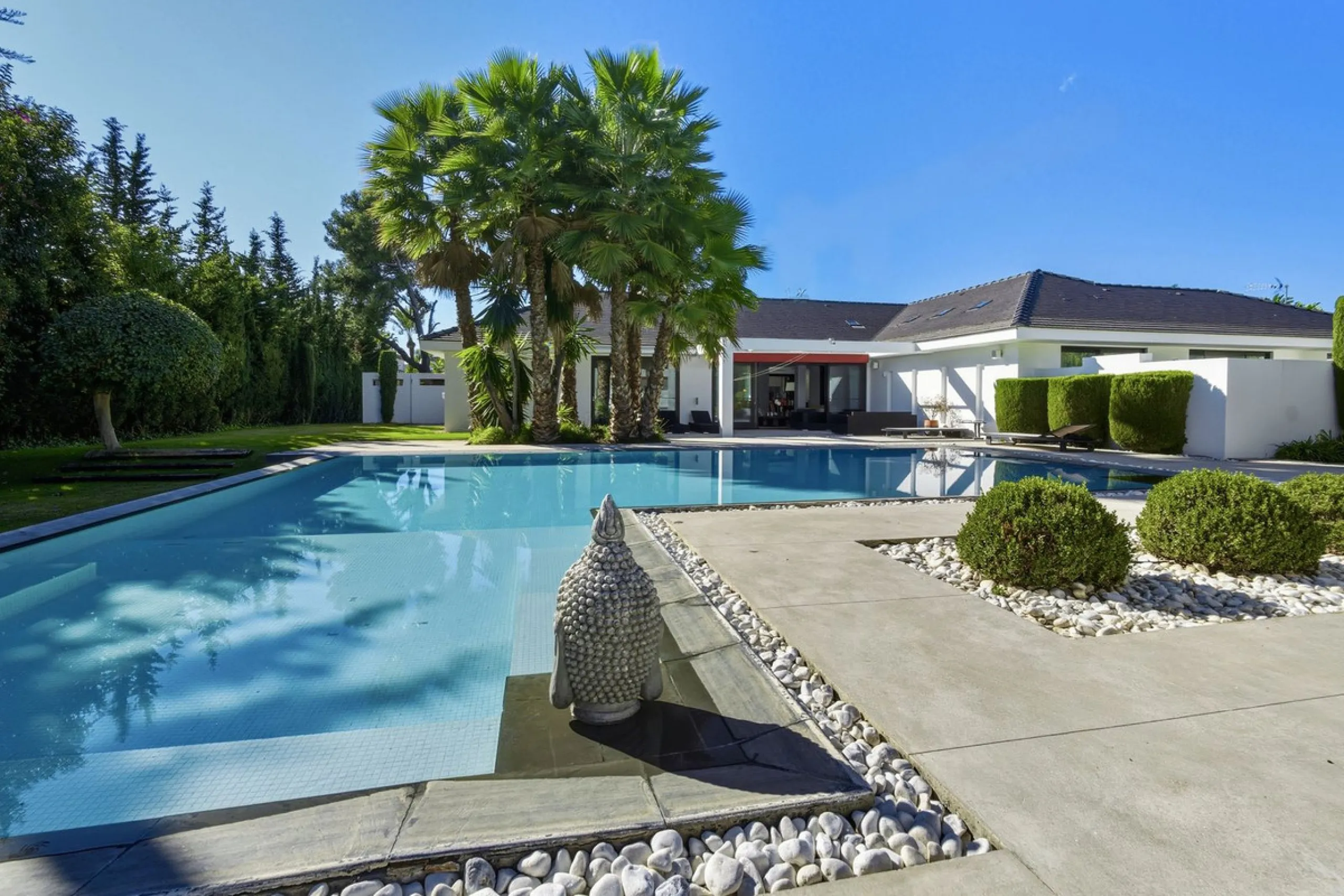 Spectacular villa just 300 metres from the beach