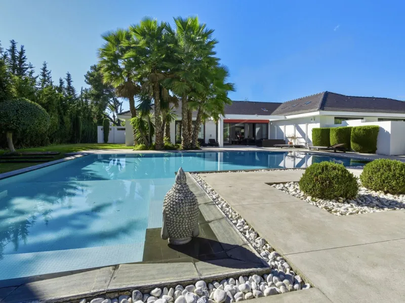 Spectacular villa just 300 metres from the beach