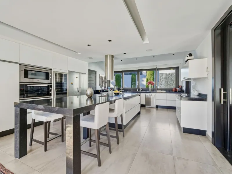 Spectacular villa just 300 metres from the beach