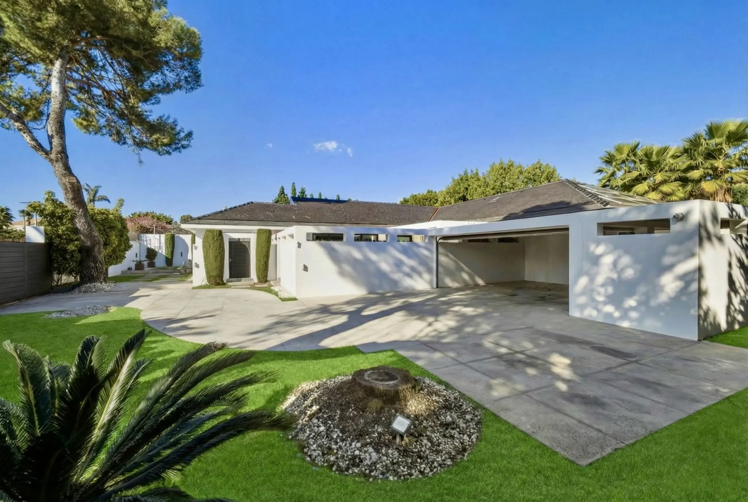 Spectacular villa just 300 metres from the beach