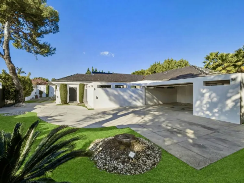 Spectacular villa just 300 metres from the beach