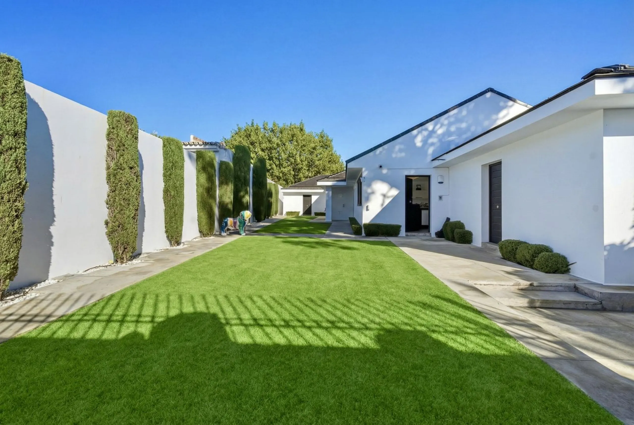 Spectacular villa just 300 metres from the beach