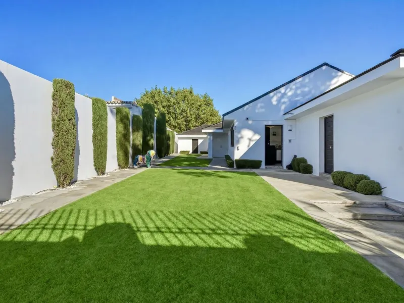 Spectacular villa just 300 metres from the beach