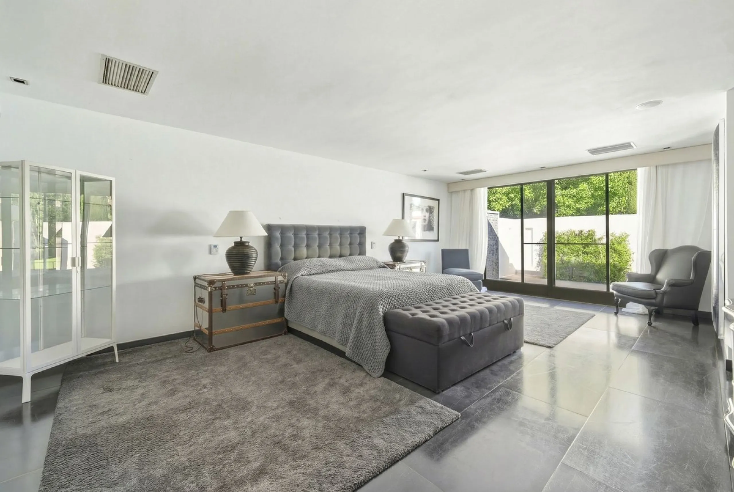 Spectacular villa just 300 metres from the beach