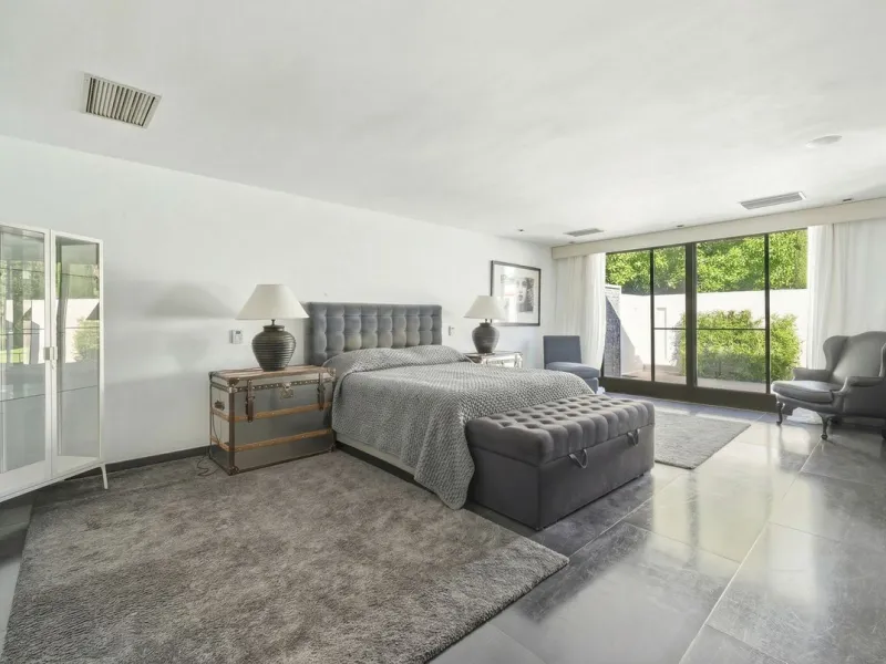 Spectacular villa just 300 metres from the beach