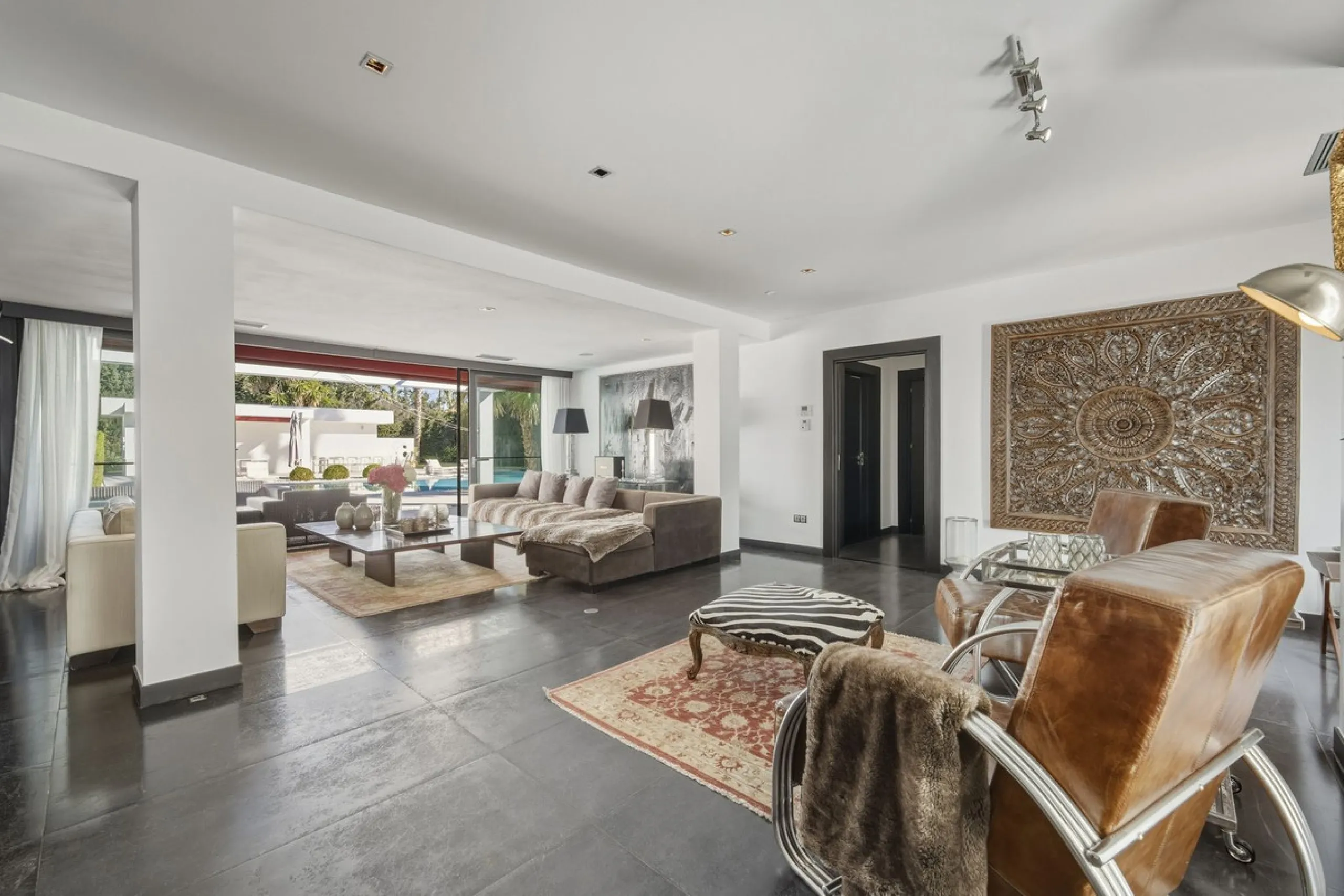 Spectacular villa just 300 metres from the beach