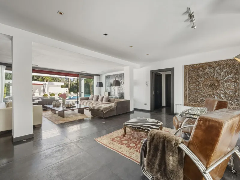 Spectacular villa just 300 metres from the beach