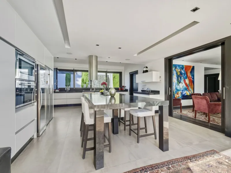Spectacular villa just 300 metres from the beach