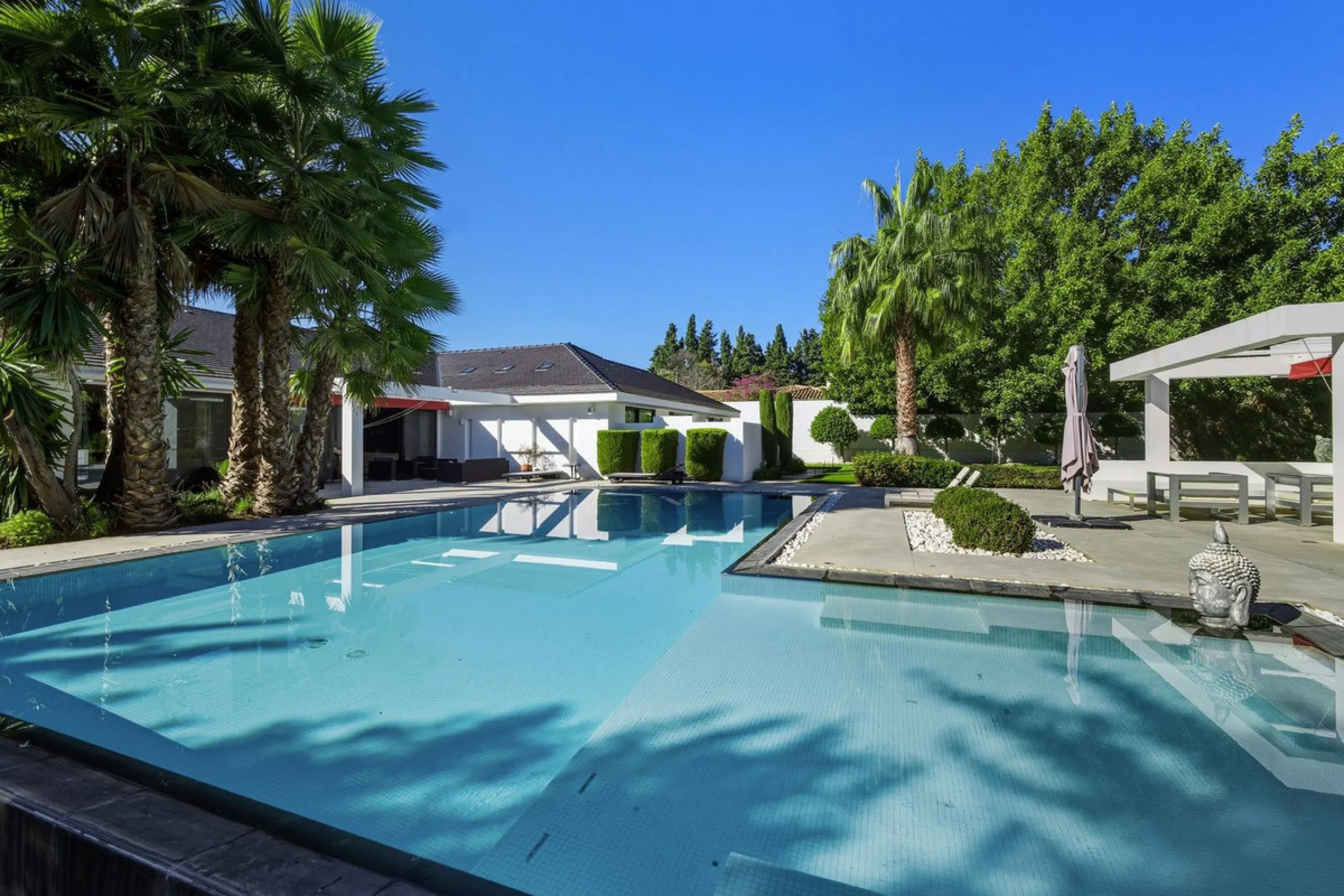 Spectacular villa just 300 metres from the beach