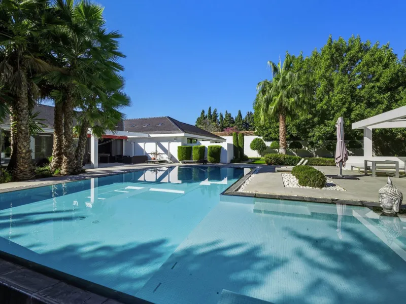 Spectacular villa just 300 metres from the beach