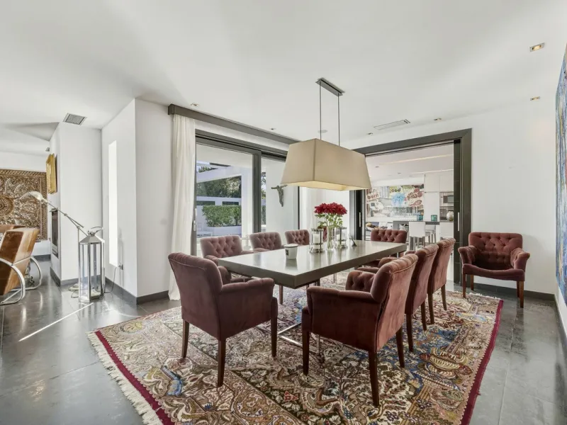 Spectacular villa just 300 metres from the beach