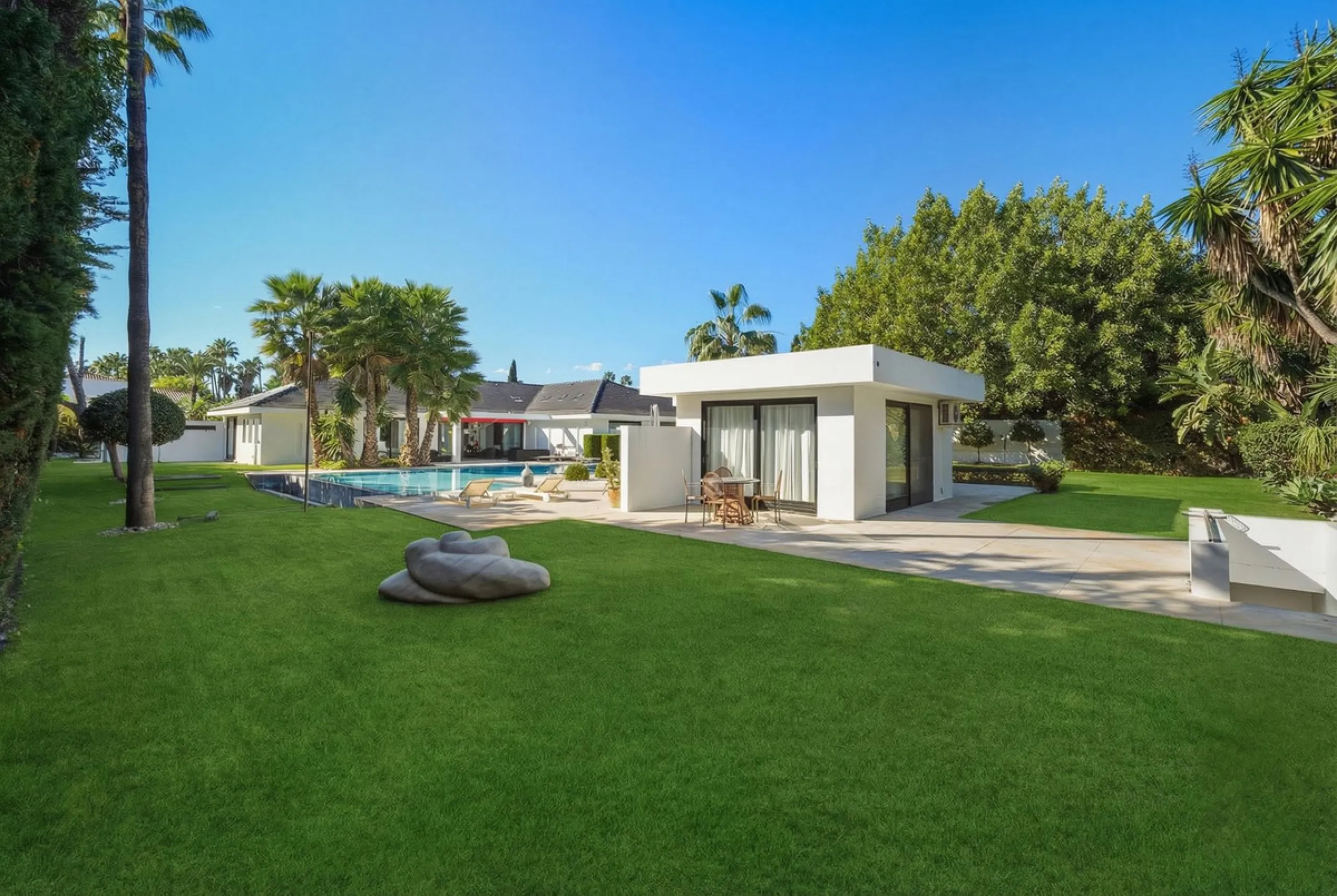 Spectacular villa just 300 metres from the beach