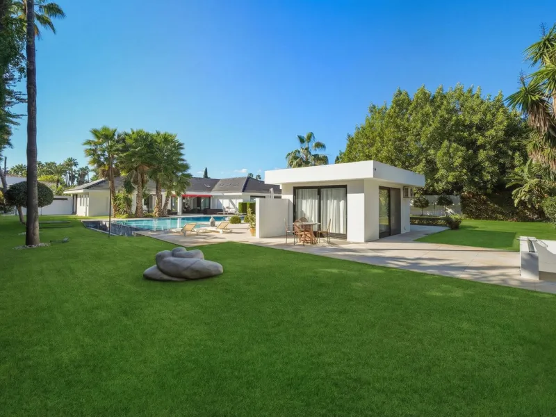 Spectacular villa just 300 metres from the beach