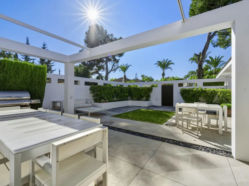 Spectacular villa just 300 metres from the beach