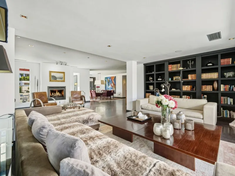 Spectacular villa just 300 metres from the beach