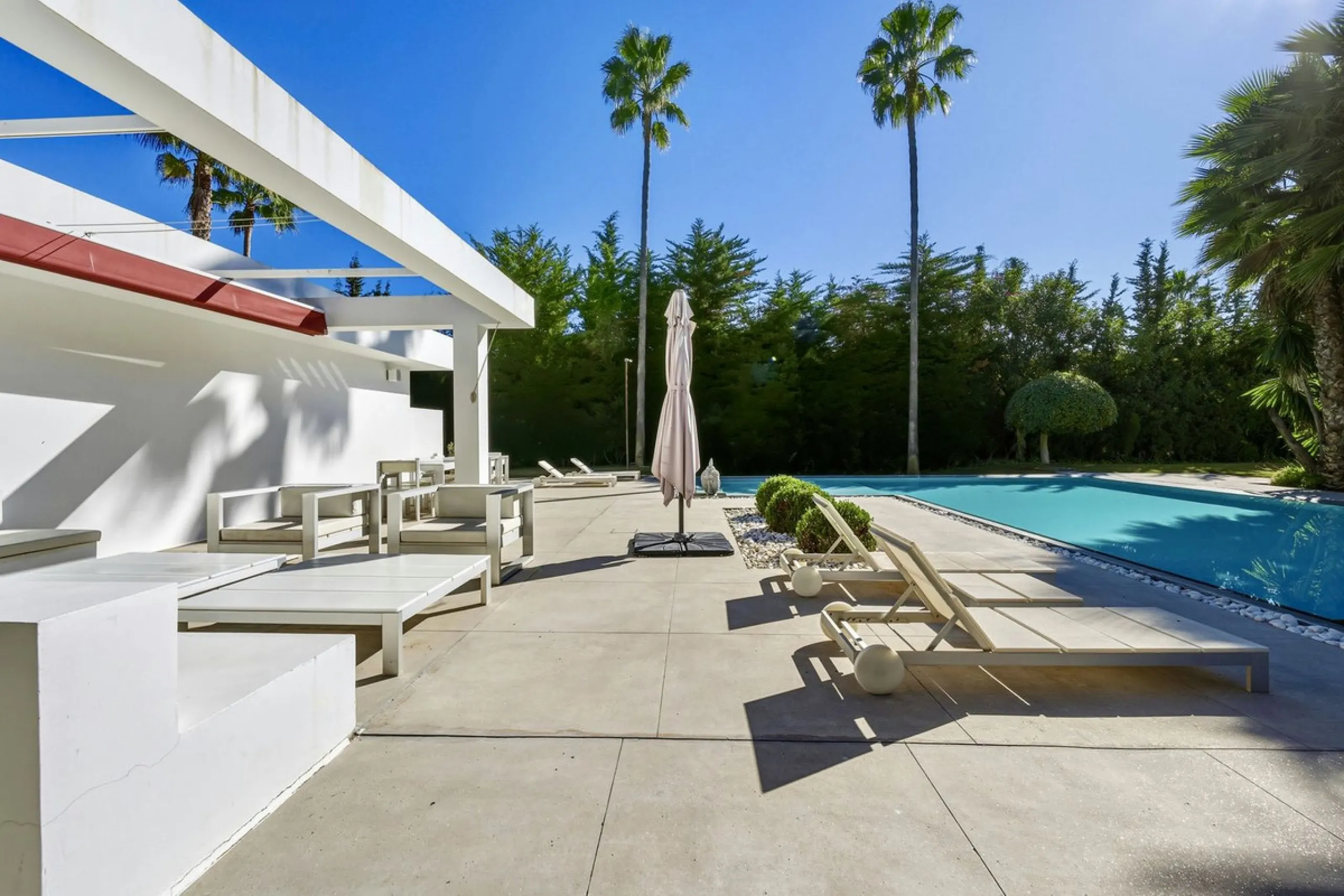 Spectacular villa just 300 metres from the beach