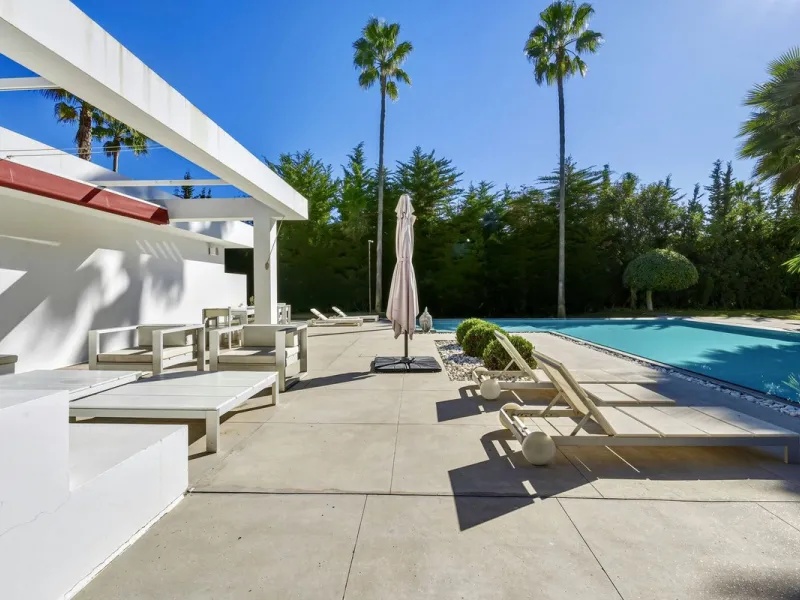Spectacular villa just 300 metres from the beach