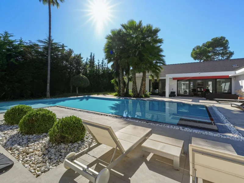 Spectacular villa just 300 metres from the beach