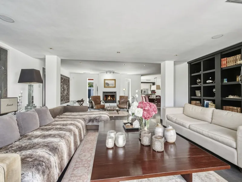 Spectacular villa just 300 metres from the beach