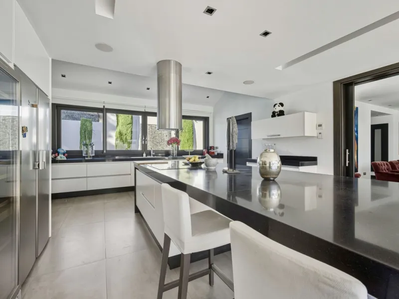 Spectacular villa just 300 metres from the beach