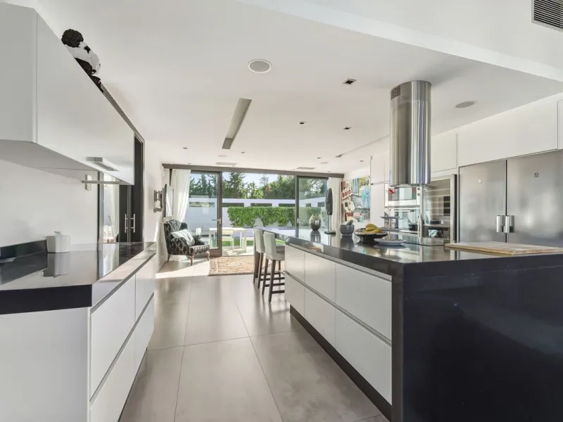 Spectacular villa just 300 metres from the beach
