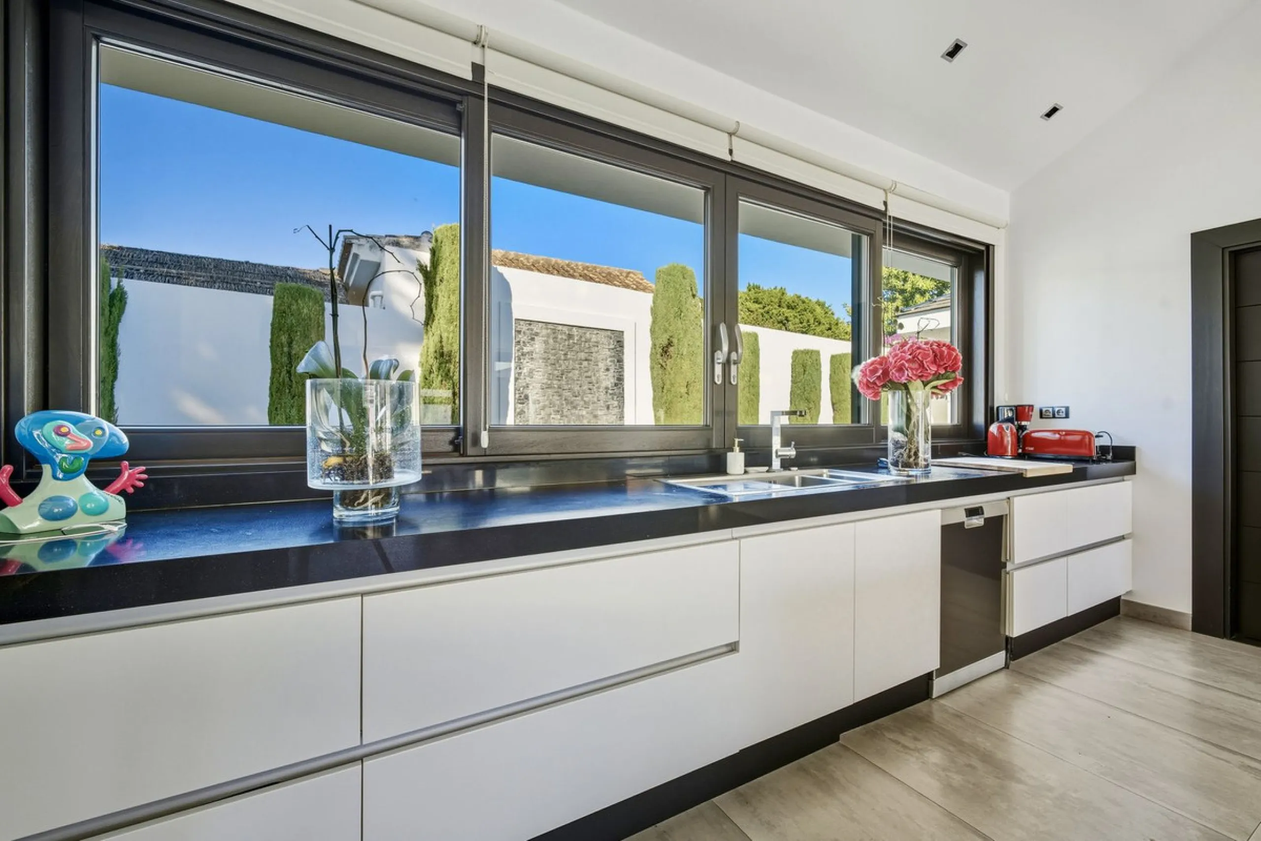 Spectacular villa just 300 metres from the beach