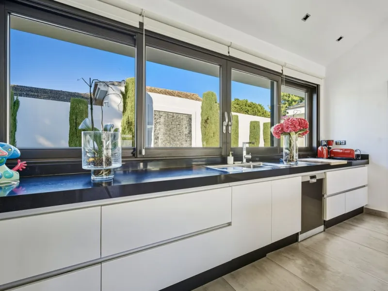 Spectacular villa just 300 metres from the beach