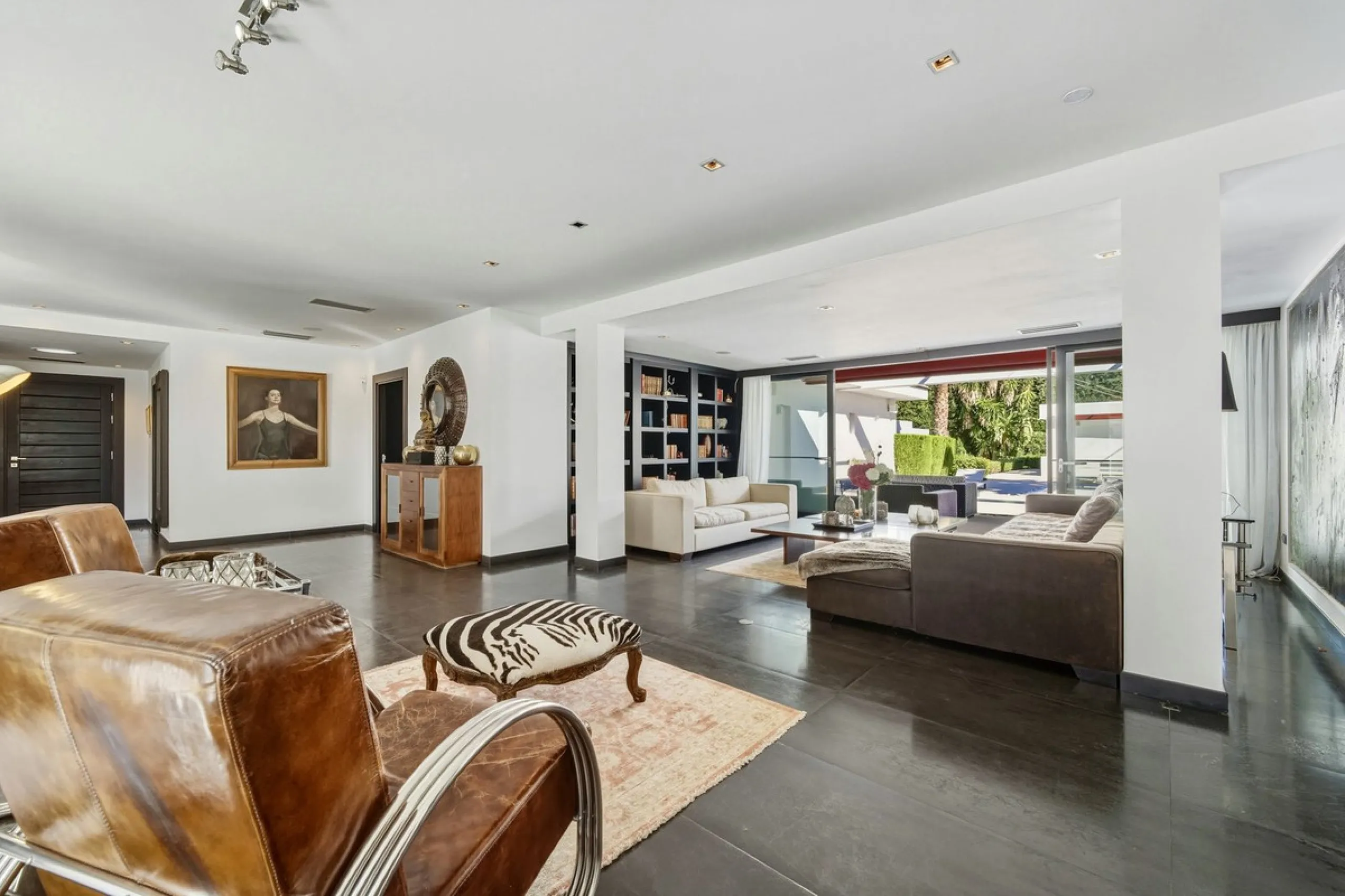 Spectacular villa just 300 metres from the beach