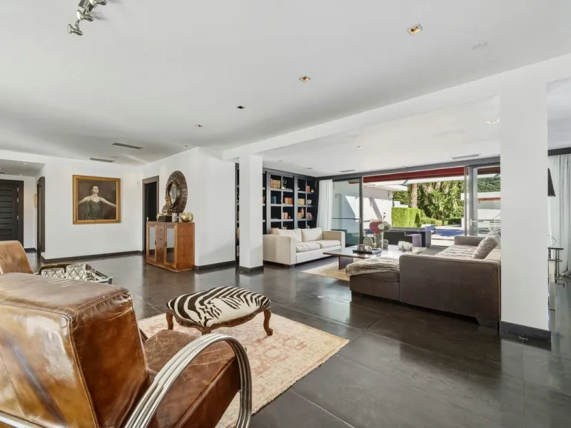 Spectacular villa just 300 metres from the beach