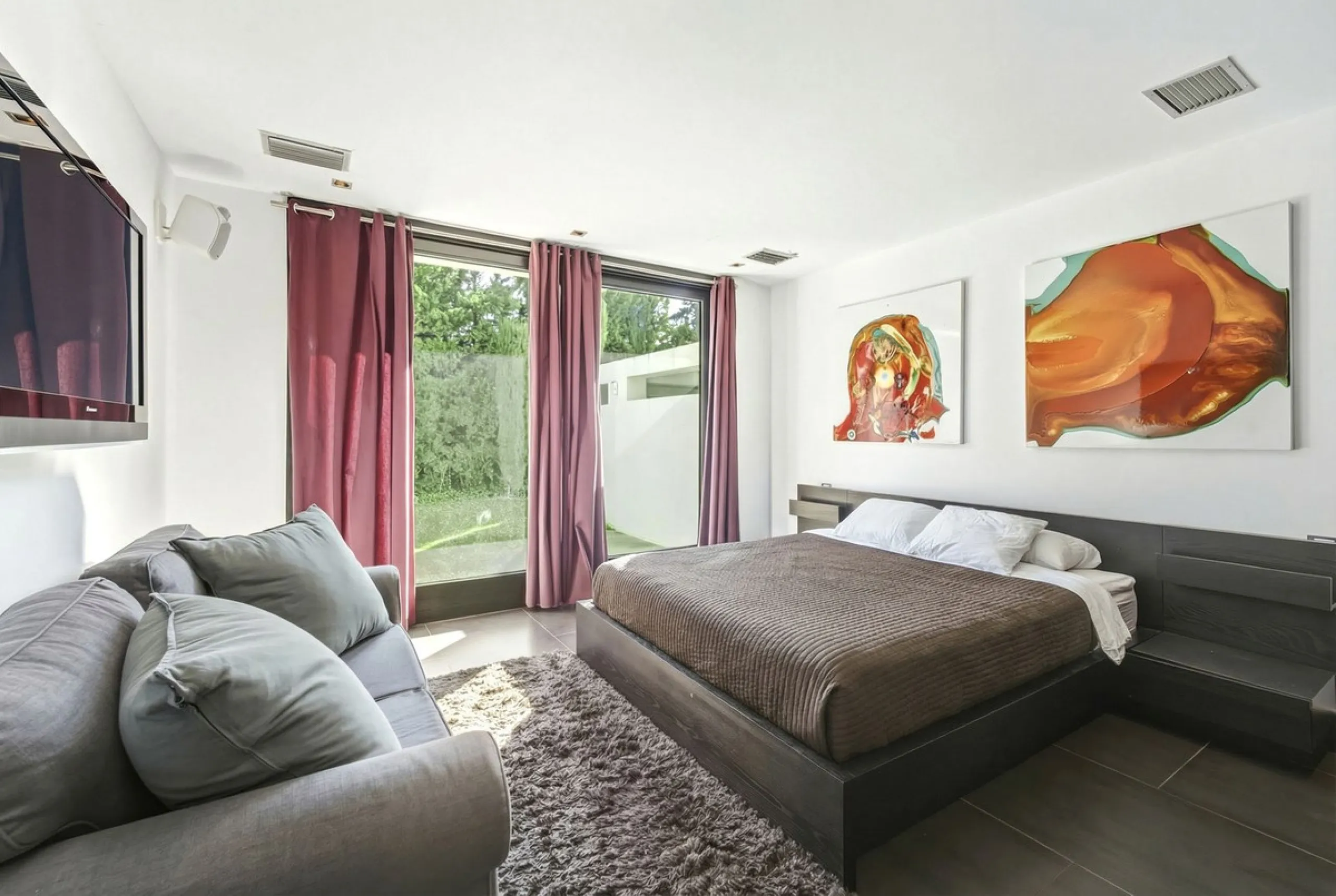 Spectacular villa just 300 metres from the beach