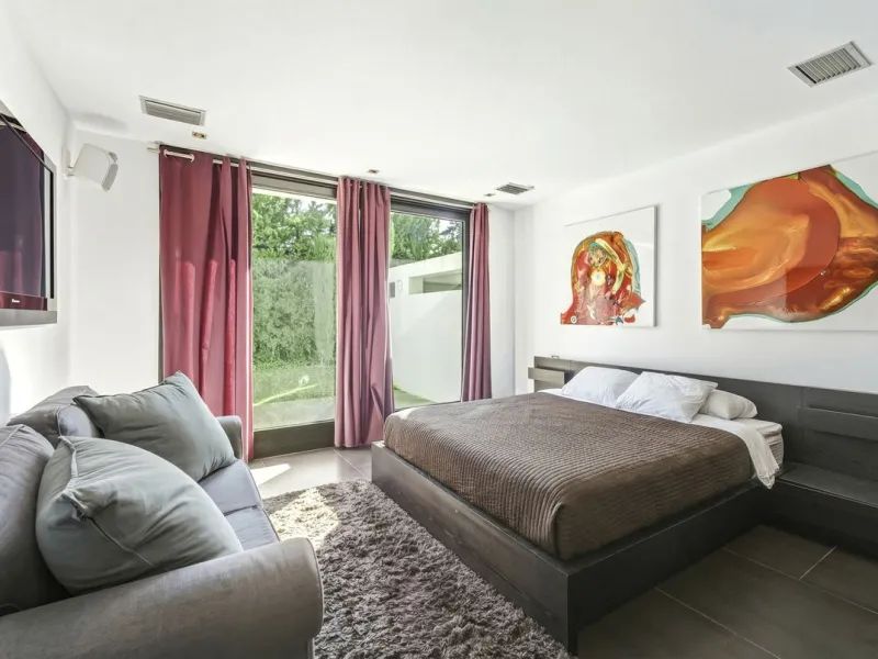 Spectacular villa just 300 metres from the beach
