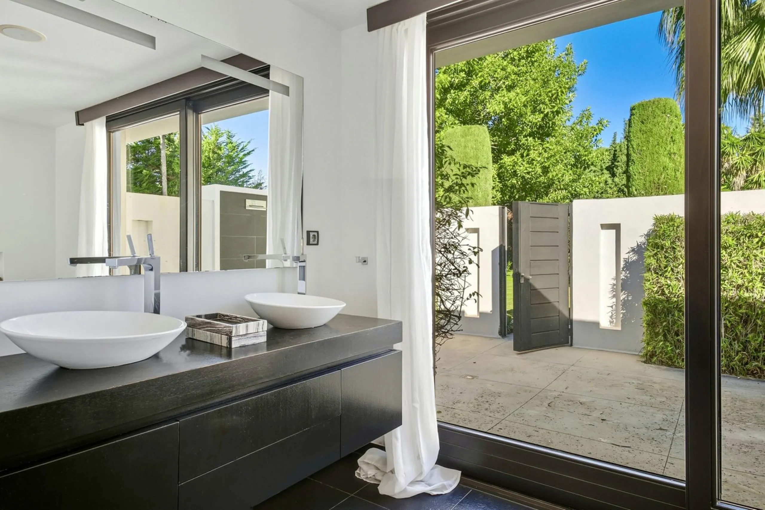 Spectacular villa just 300 metres from the beach
