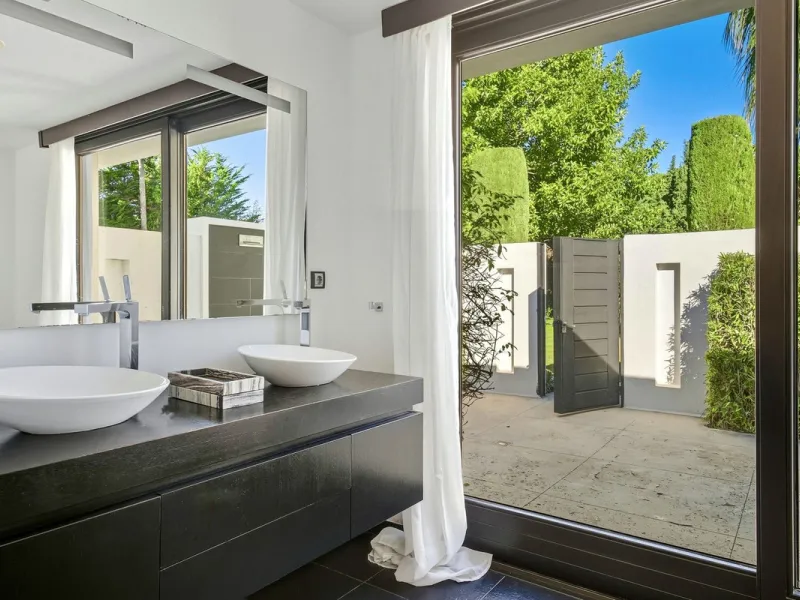 Spectacular villa just 300 metres from the beach