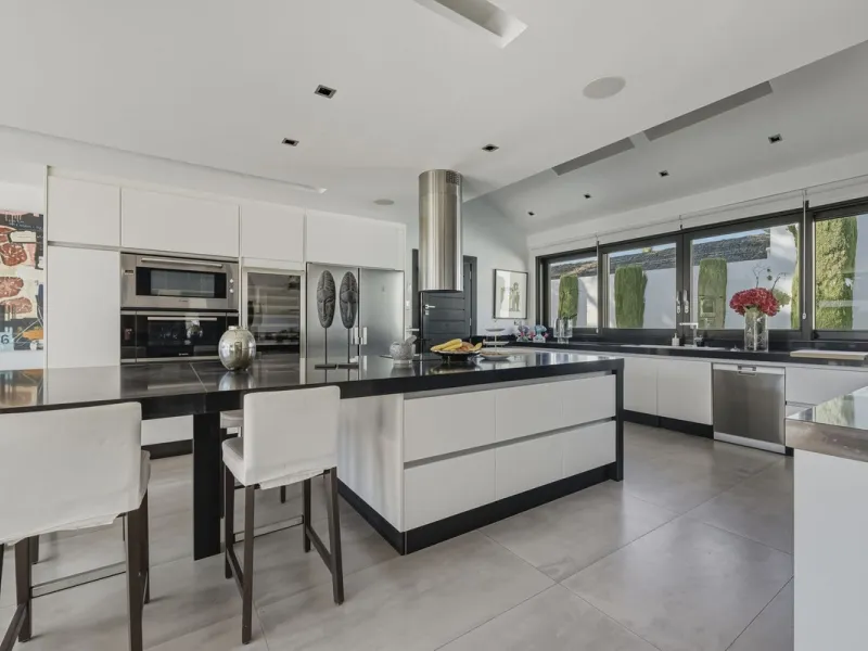Spectacular villa just 300 metres from the beach