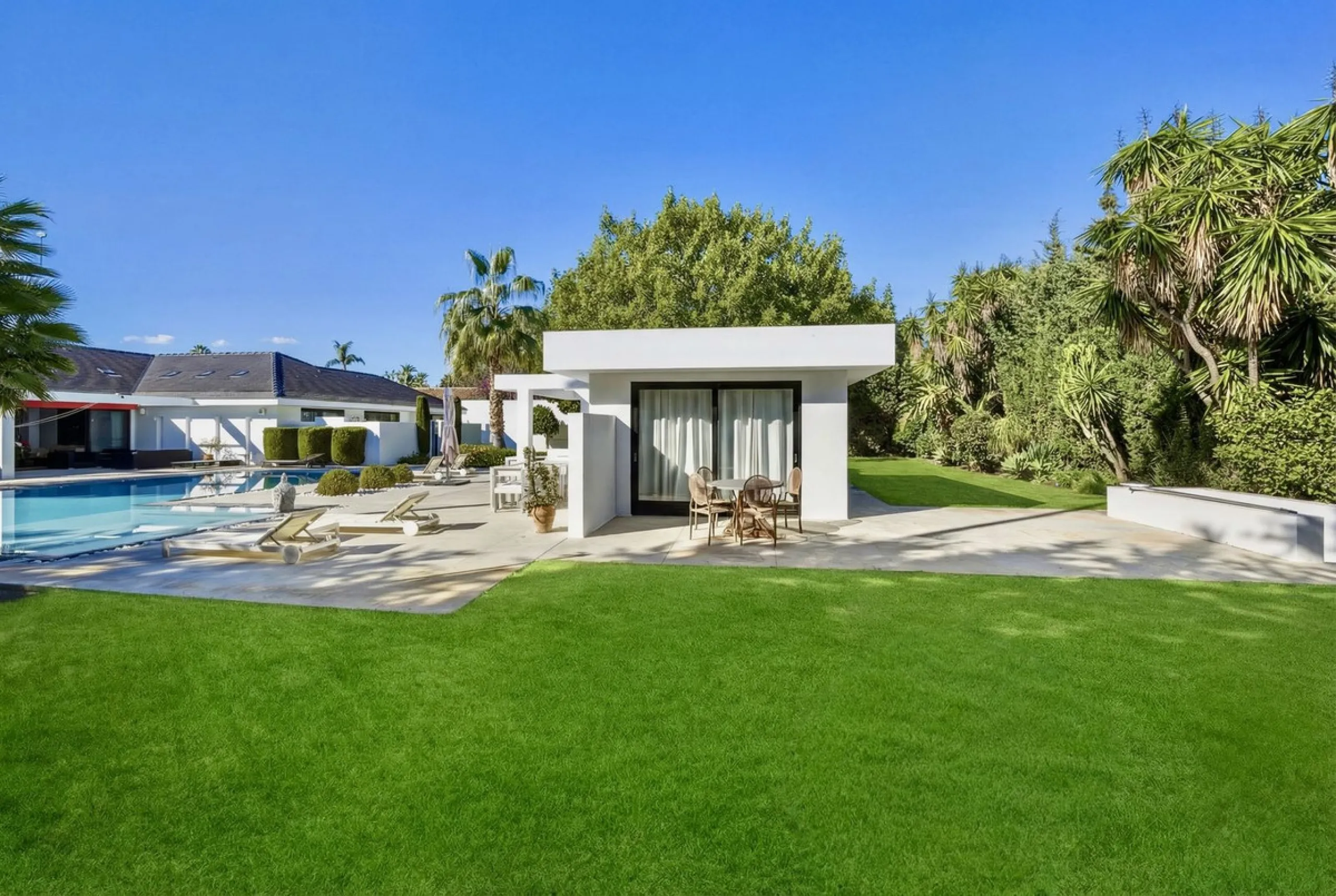 Spectacular villa just 300 metres from the beach