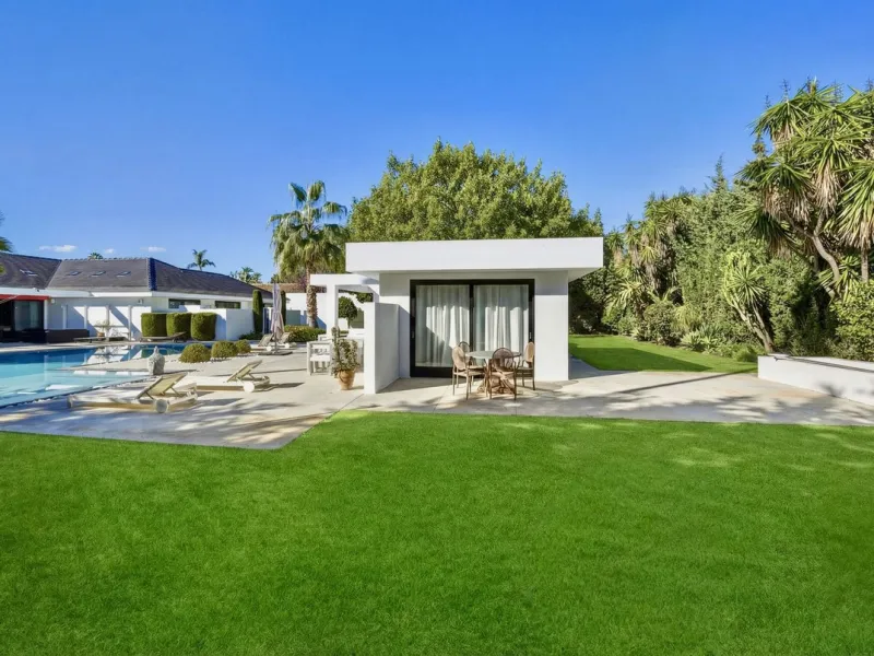 Spectacular villa just 300 metres from the beach