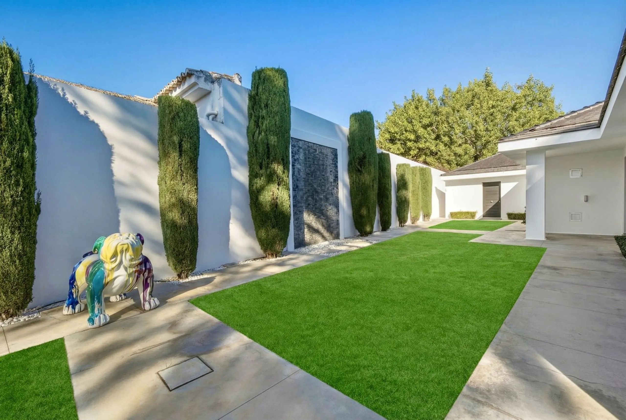Spectacular villa just 300 metres from the beach