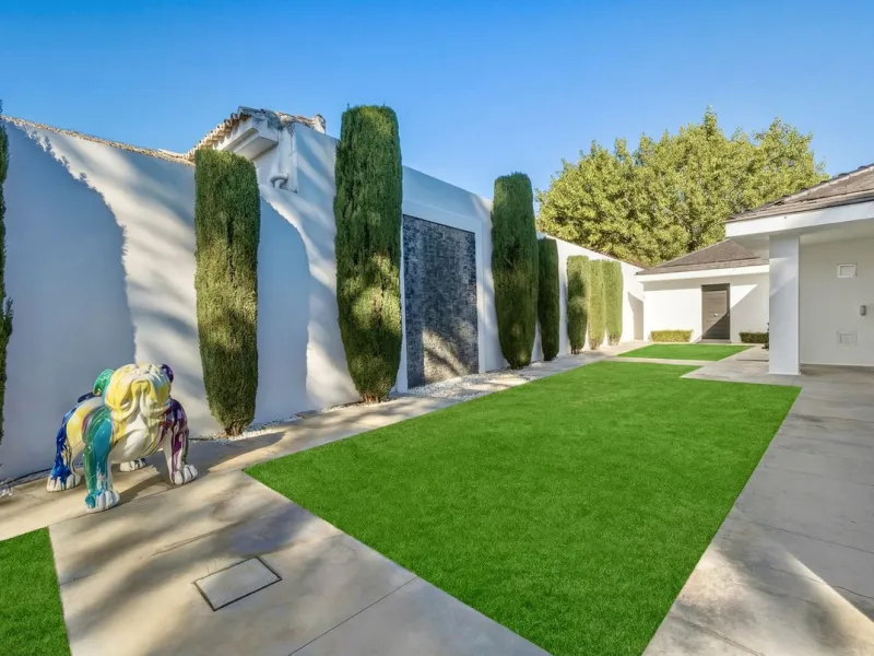 Spectacular villa just 300 metres from the beach