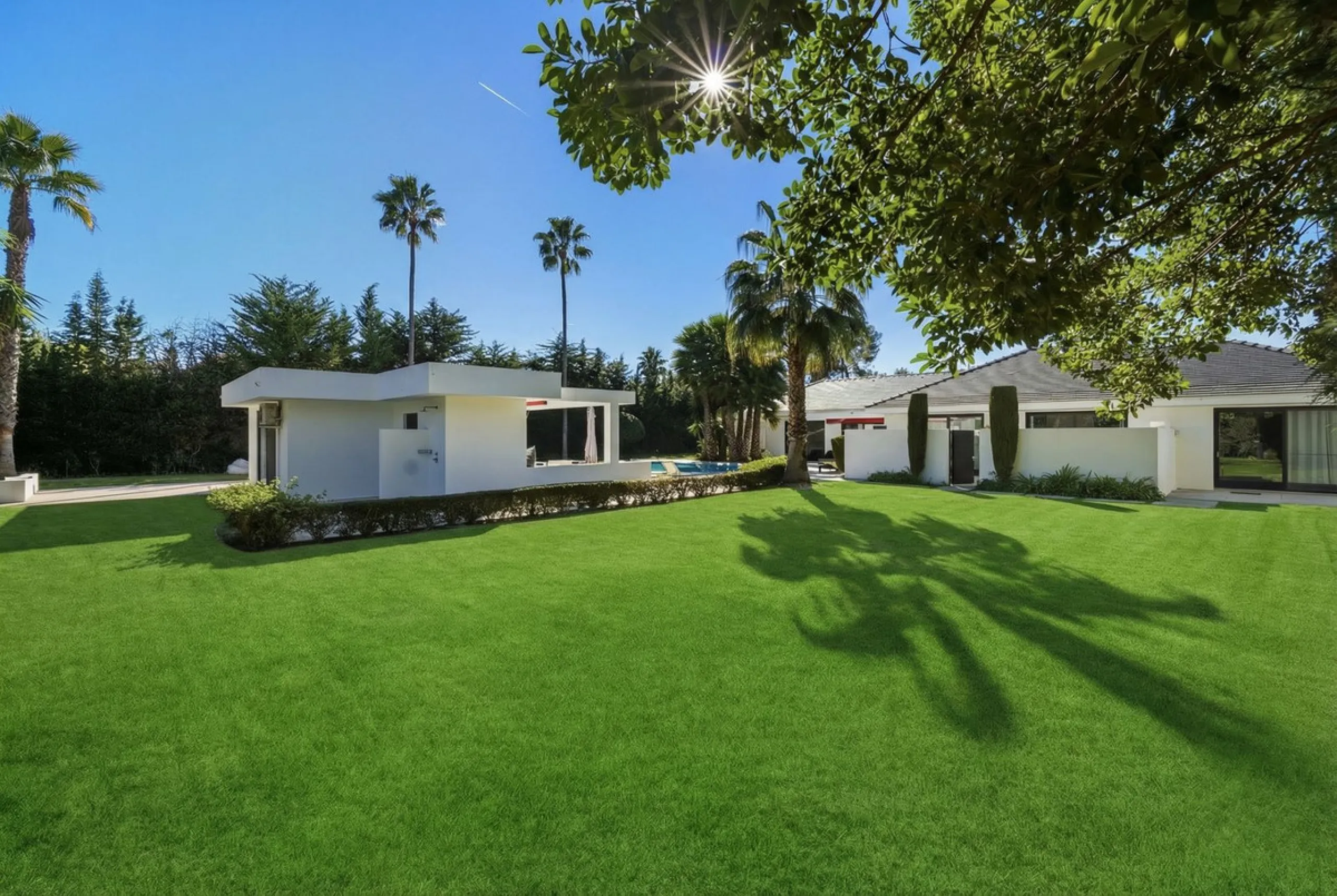 Spectacular villa just 300 metres from the beach