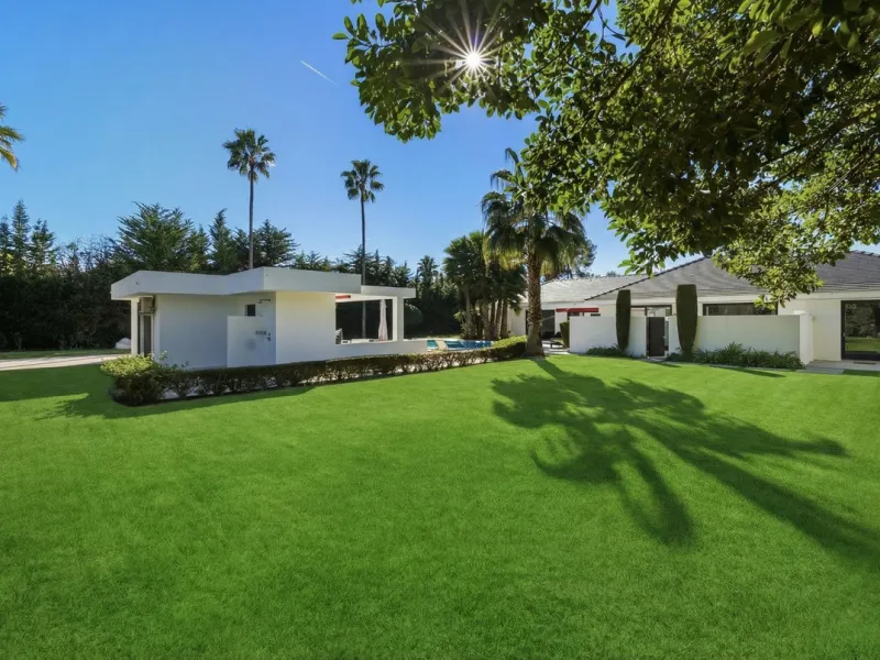 Spectacular villa just 300 metres from the beach