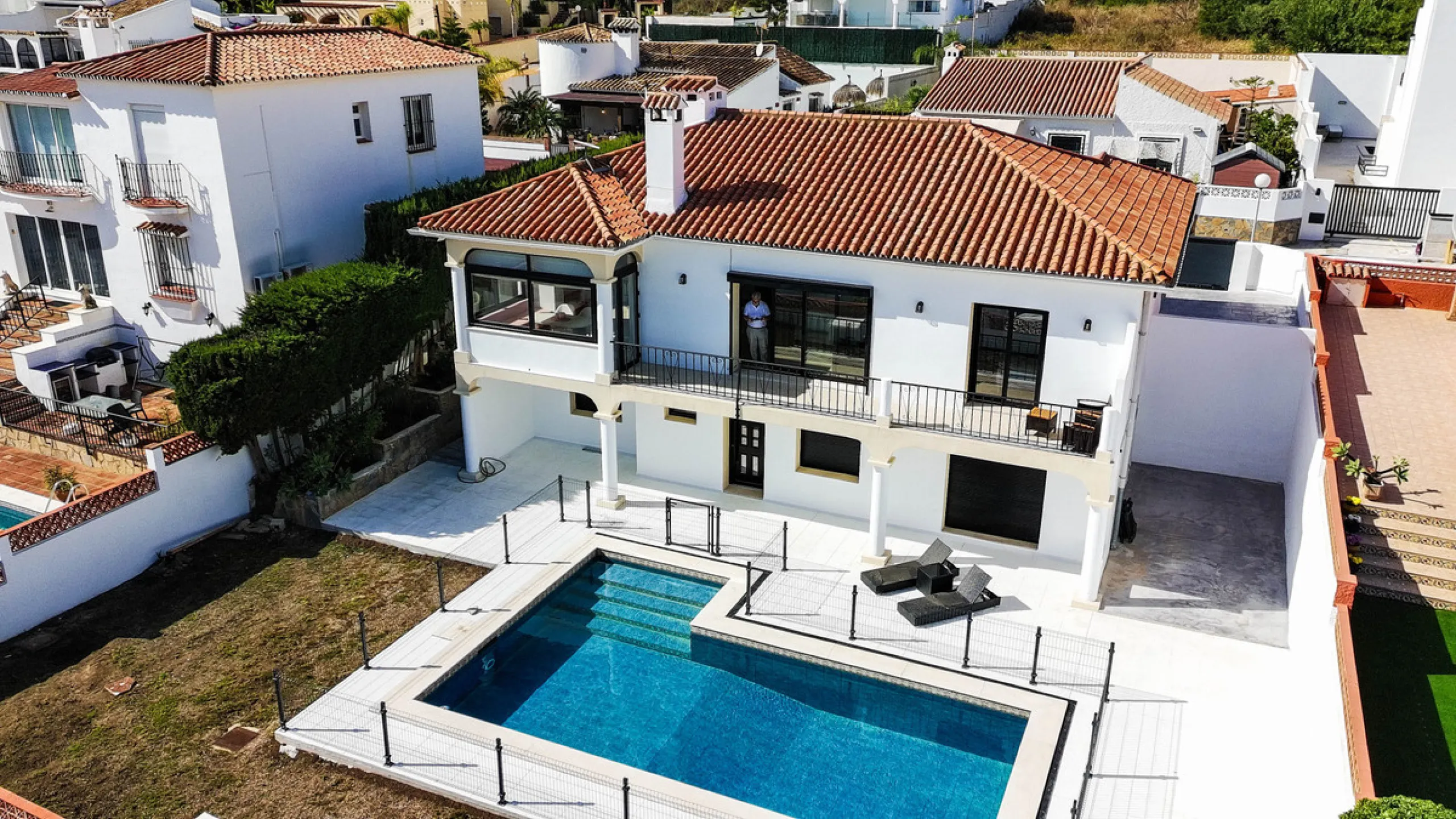 This beautifully refurbished villa in Manilva offers modern comfort, high-quality finishes, and sweeping sea views, all within walking distance of the beach. Designed with both style and practicality in mind, this property is as good as brand new and read