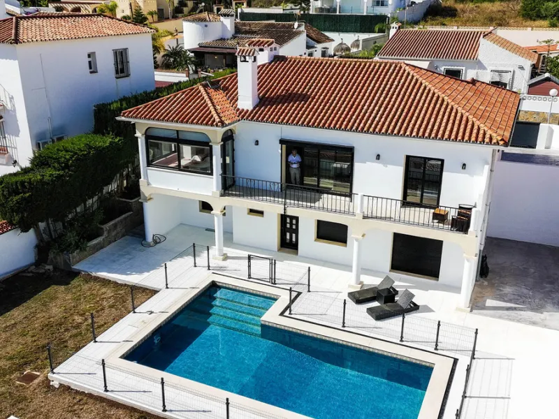 This beautifully refurbished villa in Manilva offers modern comfort, high-quality finishes, and sweeping sea views, all within walking distance of the beach. Designed with both style and practicality in mind, this property is as good as brand new and read