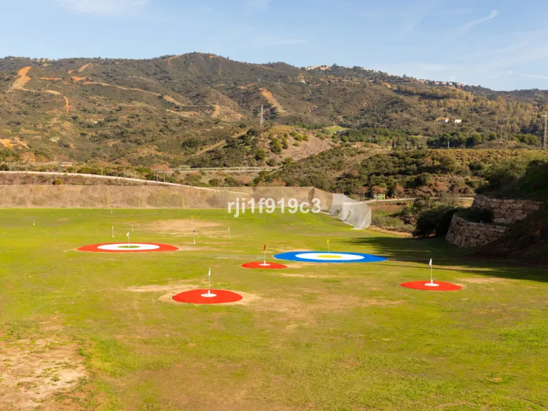 Wunderbares Apartment in der renommierten Wohnanlage Elviria Hills, einer der exklusivsten und begehrtesten Lagen im Osten von Marbella. Dieses elegante Apartment mit 103 m² zeichnet sich durch Großzügigkeit, Helligkeit und ein unvergleichliches Qualitätsniveau aus