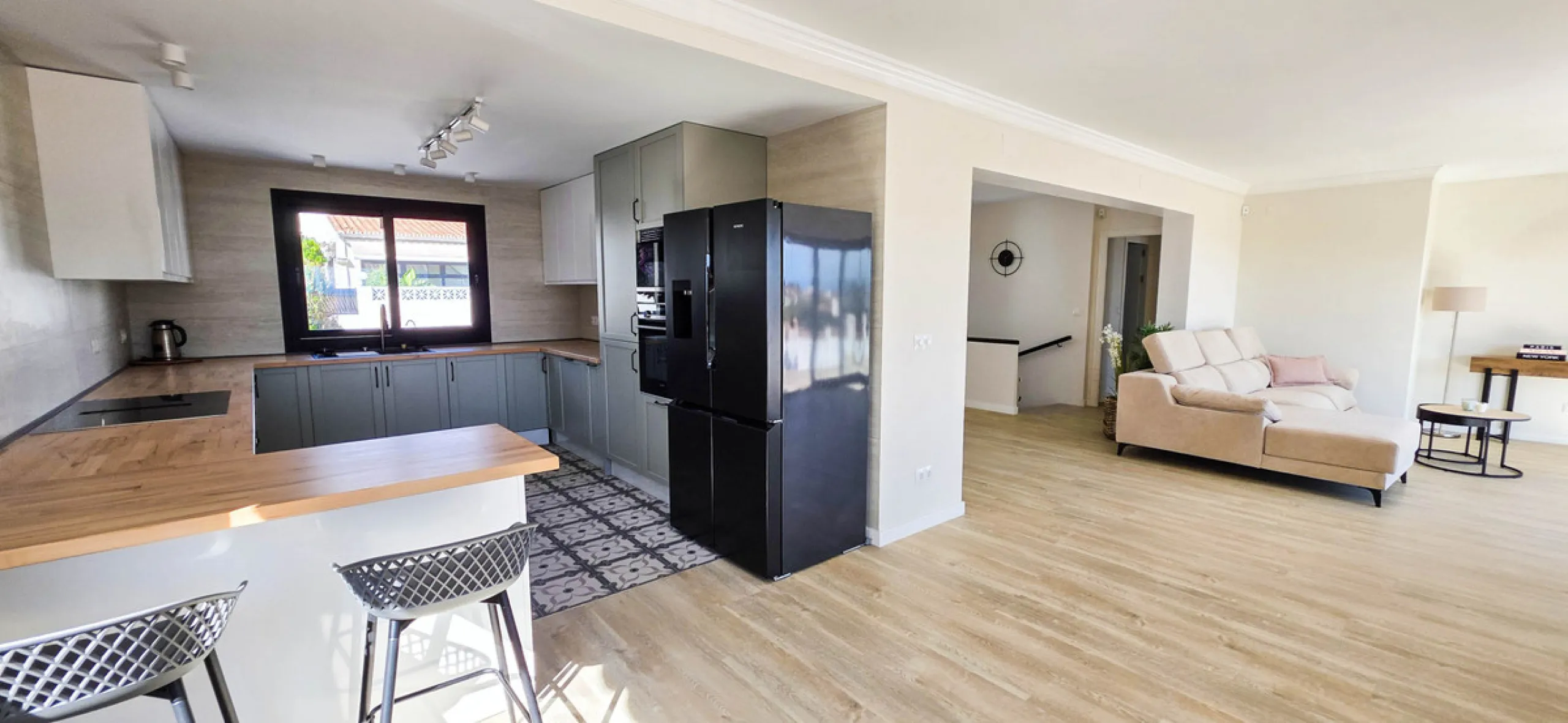 This beautifully refurbished villa in Manilva offers modern comfort, high-quality finishes, and sweeping sea views, all within walking distance of the beach. Designed with both style and practicality in mind, this property is as good as brand new and read