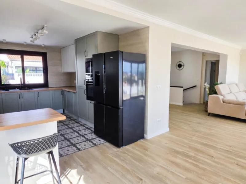 This beautifully refurbished villa in Manilva offers modern comfort, high-quality finishes, and sweeping sea views, all within walking distance of the beach. Designed with both style and practicality in mind, this property is as good as brand new and read