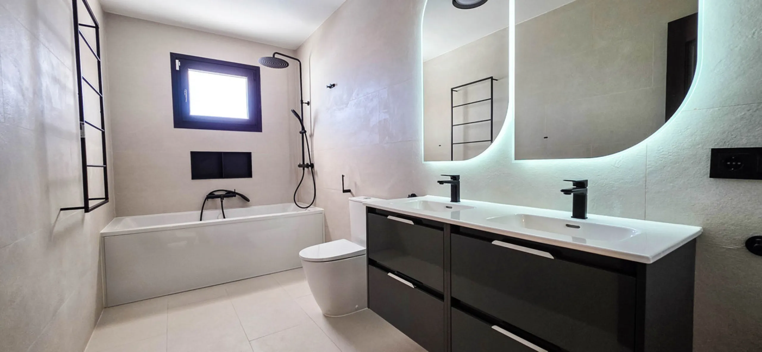 This beautifully refurbished villa in Manilva offers modern comfort, high-quality finishes, and sweeping sea views, all within walking distance of the beach. Designed with both style and practicality in mind, this property is as good as brand new and read