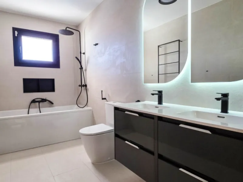 This beautifully refurbished villa in Manilva offers modern comfort, high-quality finishes, and sweeping sea views, all within walking distance of the beach. Designed with both style and practicality in mind, this property is as good as brand new and read